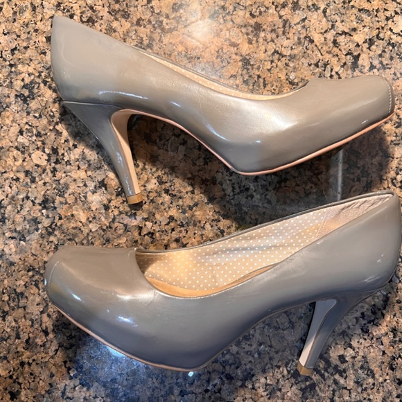 Steve Madden Grey Patent Leather Getta Pump - Size 7.5 - Picture 9 of 11